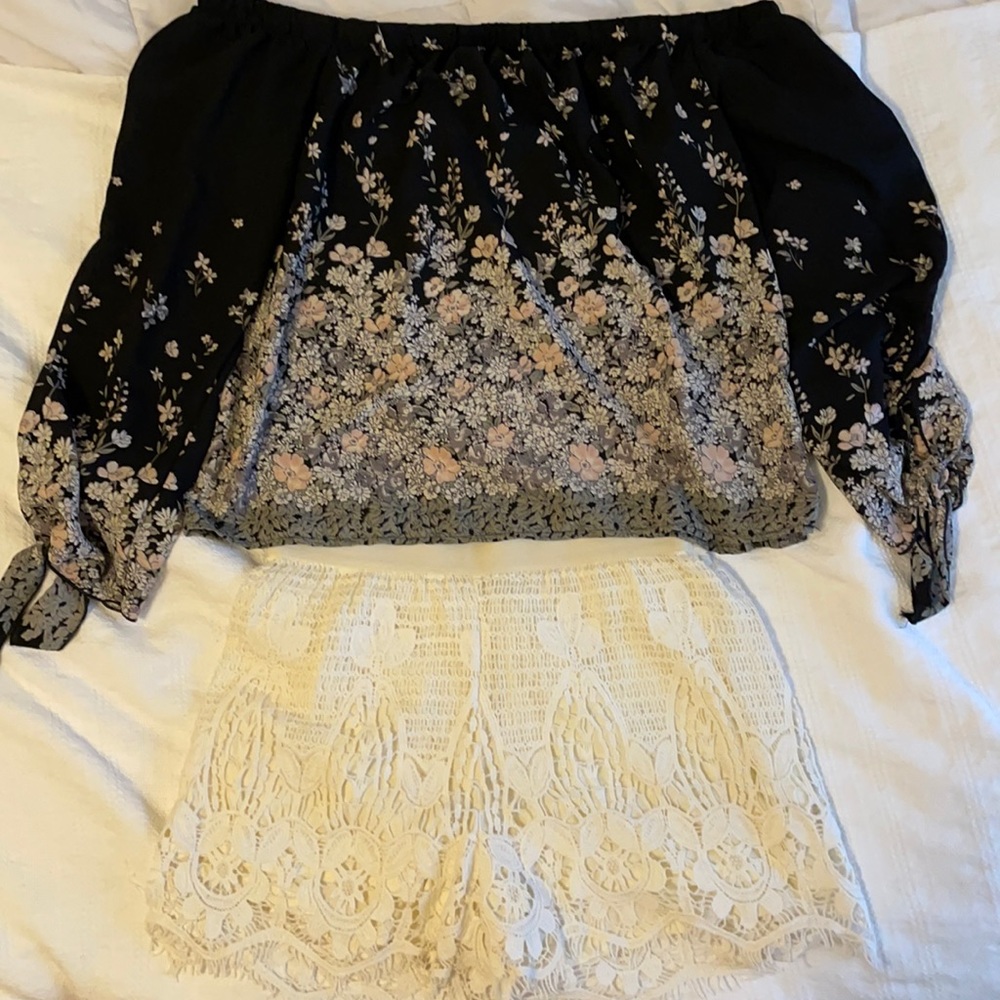 Lg but fits like a Med. Floral off the shoulder